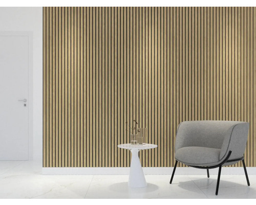 Vardagsrum med akustikpaneler på väggen, fåtölj och sidobord