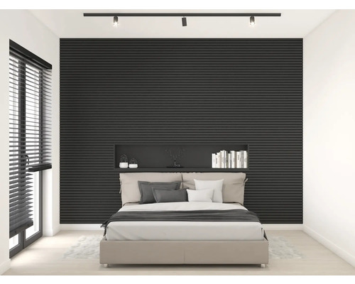 Sovrum med säng, nattduksbord och väggpaneler