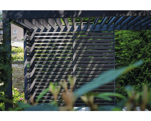 Detaljvy av en modern pergola med lamellstruktur i trädgården.