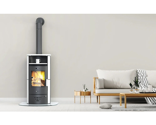 Braskamin med rökkanal i vardagsrumsmiljö