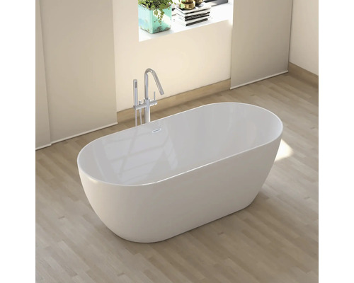 Fristående badkar med armatur i badrummet.