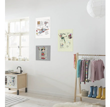 Ljust rum med väggdekoration med Disney-motiven Dumbo, Pinocchio och Peter Pan.