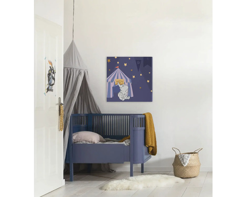 Barnrum med barnsäng, sänghimmel och väggmålning