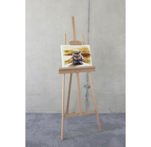 Trästaffli med duk och bild av en figur