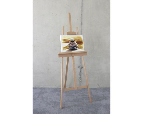 Trästaffli med duk och bild av en figur