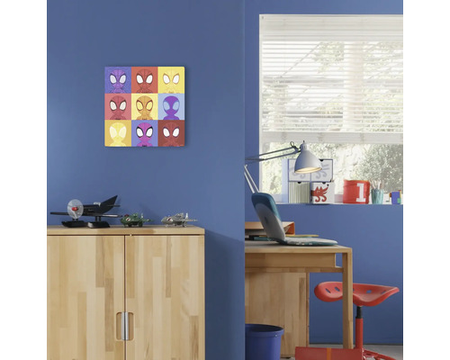 Dekorativ väggbild med serietecken i barnrummet.