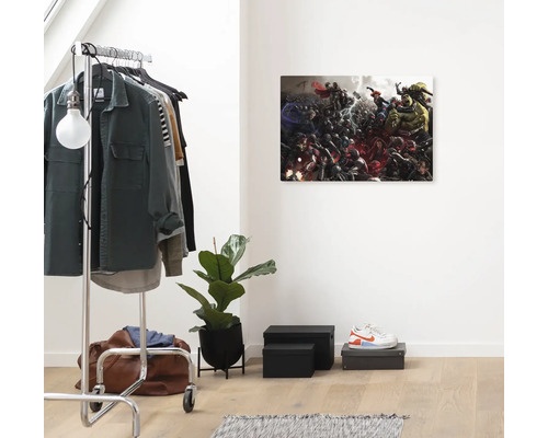 Vardagsrum med klädställning, växt, förvaringsboxar och canvastavla