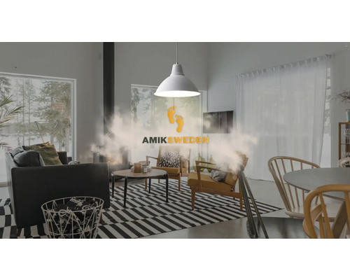 Vardagsrum med soffa, fåtöljer, öppen spis och svartvit randig matta