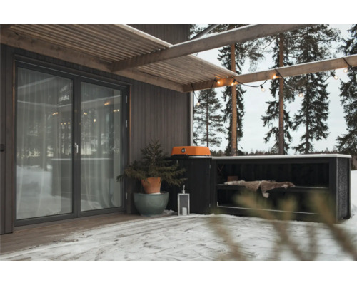 Uteplats med terrass, terrassöverbyggnad och grillplats på vintern