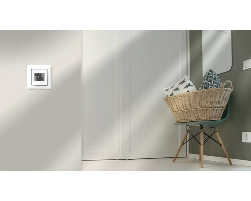 Rumsöversikt med monterad elektronisk rumstermostat på väggen