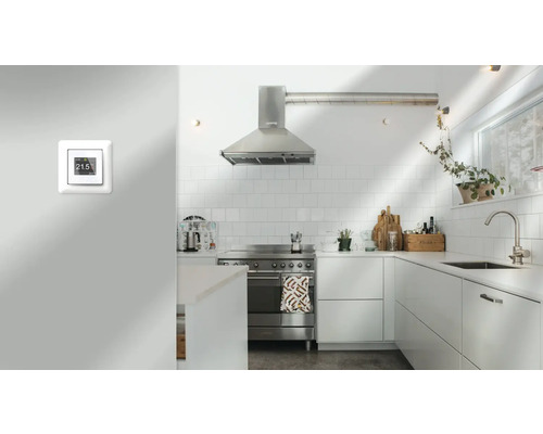 Rumstermostat i ett kök med matplats
