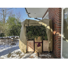 Vinterlandskap med planteringskärl och vinterskyddshuva för växter