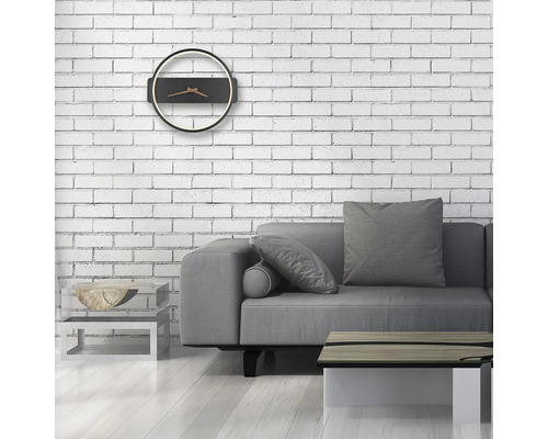 Väggklocka med LED-belysning i ett vardagsrum