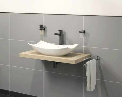 Modernt badrum med tvättställsskål, träelement, blandare och handdukshållare