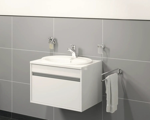 Badrum med tvättställsskåp, tvålpump, mugghållare och handdukshängare