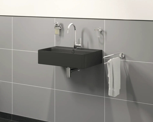 Modernt badrum med svart handfat, blandare, tvålpump, tandborstmugg och handdukshängare