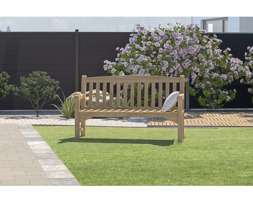 Trädgård med träbänk, gräsmatta och staket