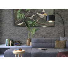 Vardagsrum med grå soffa, golvlampa och väggplattor i marmorlook