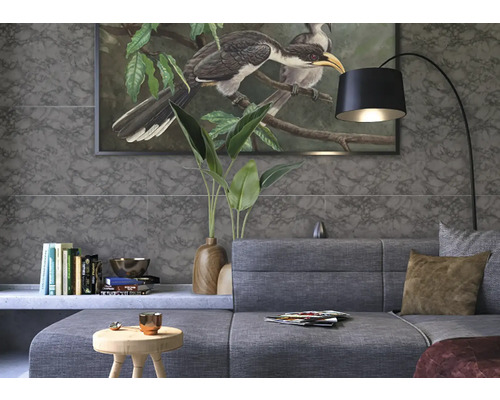 Vardagsrum med grå soffa, golvlampa och väggplattor i marmorlook