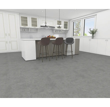 Ljust kök med köksö och barstolar