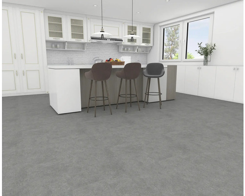 Ljust kök med köksö och barstolar