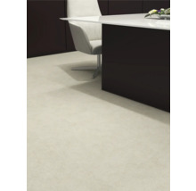 Ljust golv med kakel i ett rum med köksö