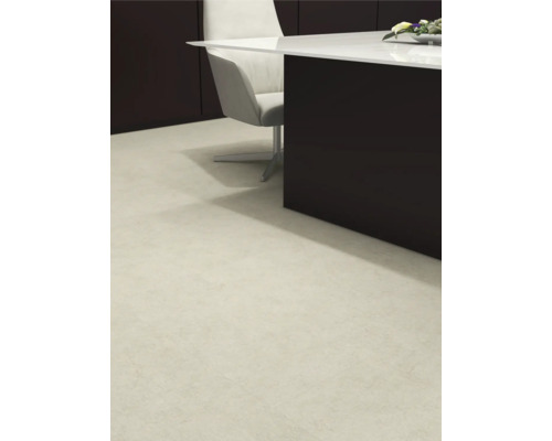 Ljust golv med kakel i ett rum med köksö