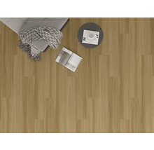 Interiörbild med golvbeläggning, fåtölj, filt, bord och tidskrift