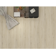 Vy från ett rum med laminatgolv, bord och filt