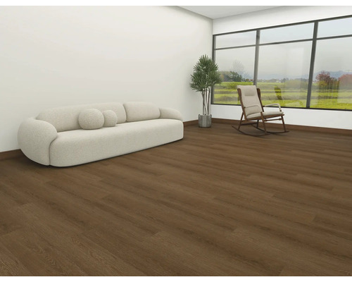 Vardagsrum med soffa, krukväxt, gungstol och trägolv