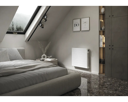 Vindsrum med säng, element och inbyggd garderob.