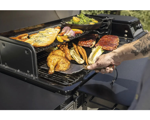 Grill med tillagade rätter som kyckling, fisk, grönsaker och revbensspjäll