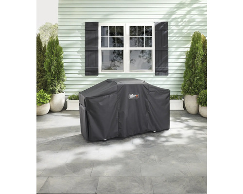 Weber grillskydd på en uteplats framför ett hus