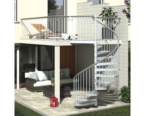 Utomhusbild med spiraltrappa som leder till en balkong