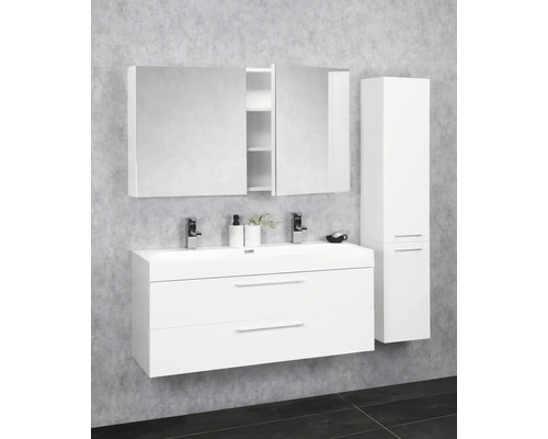 Ljust badrum med underskåp för tvättställ, spegelskåp och högskåp