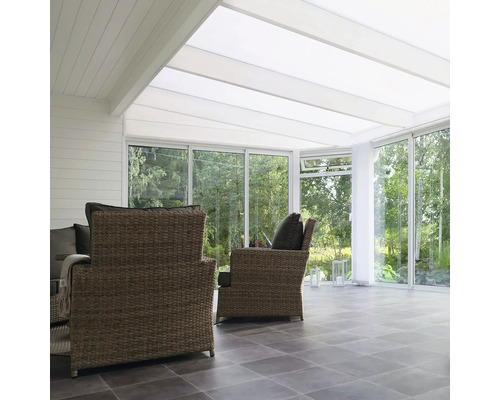 Ljust uterum med rottingstolar och stort fönster