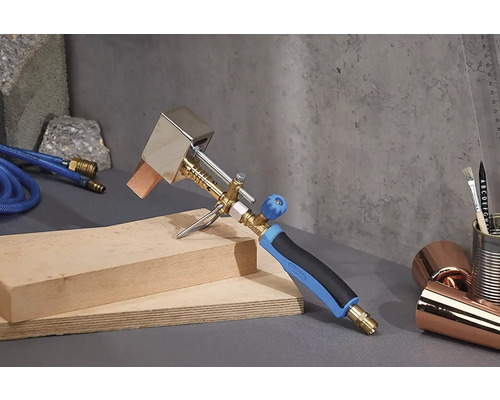 Takbrännare med slang och trä på grå bakgrund