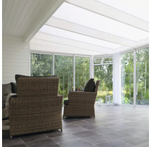 Ljust uterum med rottingstolar och klinkergolv