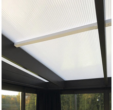 Interiör av ett uterum med polykarbonatplattor som tak