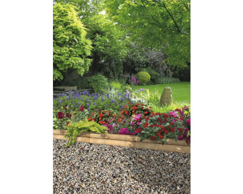 Trädgård med blomsterrabatt och gräsmatta av trä