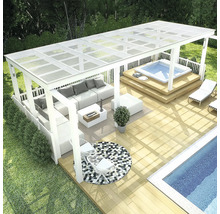 Täckt terrass med bubbelpool, sittgrupp, solstolar och pool på en träterrass