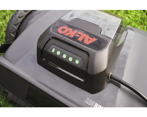 Närbild av batteriet på en gräsklippare med AL-KO logotyp och nivåindikator