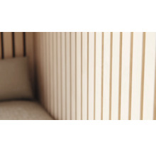 Inredning med träpaneler och sittmöbler