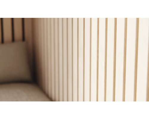 Inredning med träpaneler och sittmöbler