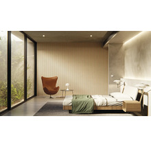 Ljust sovrum med dubbelsäng, fåtölj och stort fönster med utsikt över grönområde