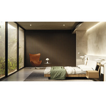 Ljust sovrum med säng, fåtölj och stort fönster med utsikt över grönska