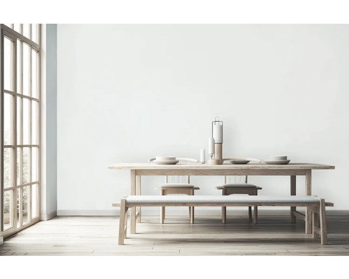 Ljus matplats med träbord, bänk, stolar och dekoration