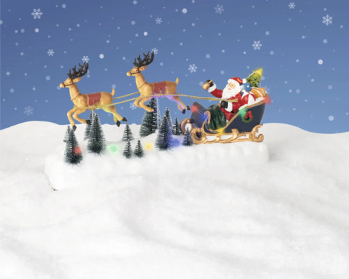 Jultomten med rensläde och lysande julgranar på snöigt underlag