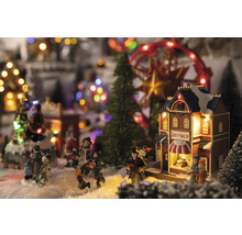 Julby scen med figurer, träd, karusell och presentbutik