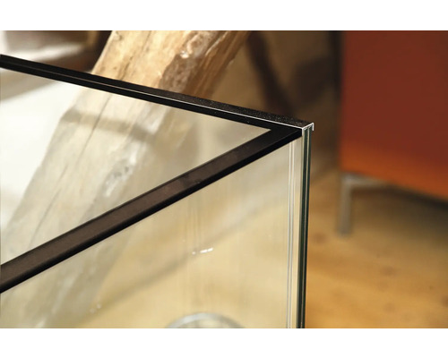 Detaljvy av ett akvarium med glas och ram